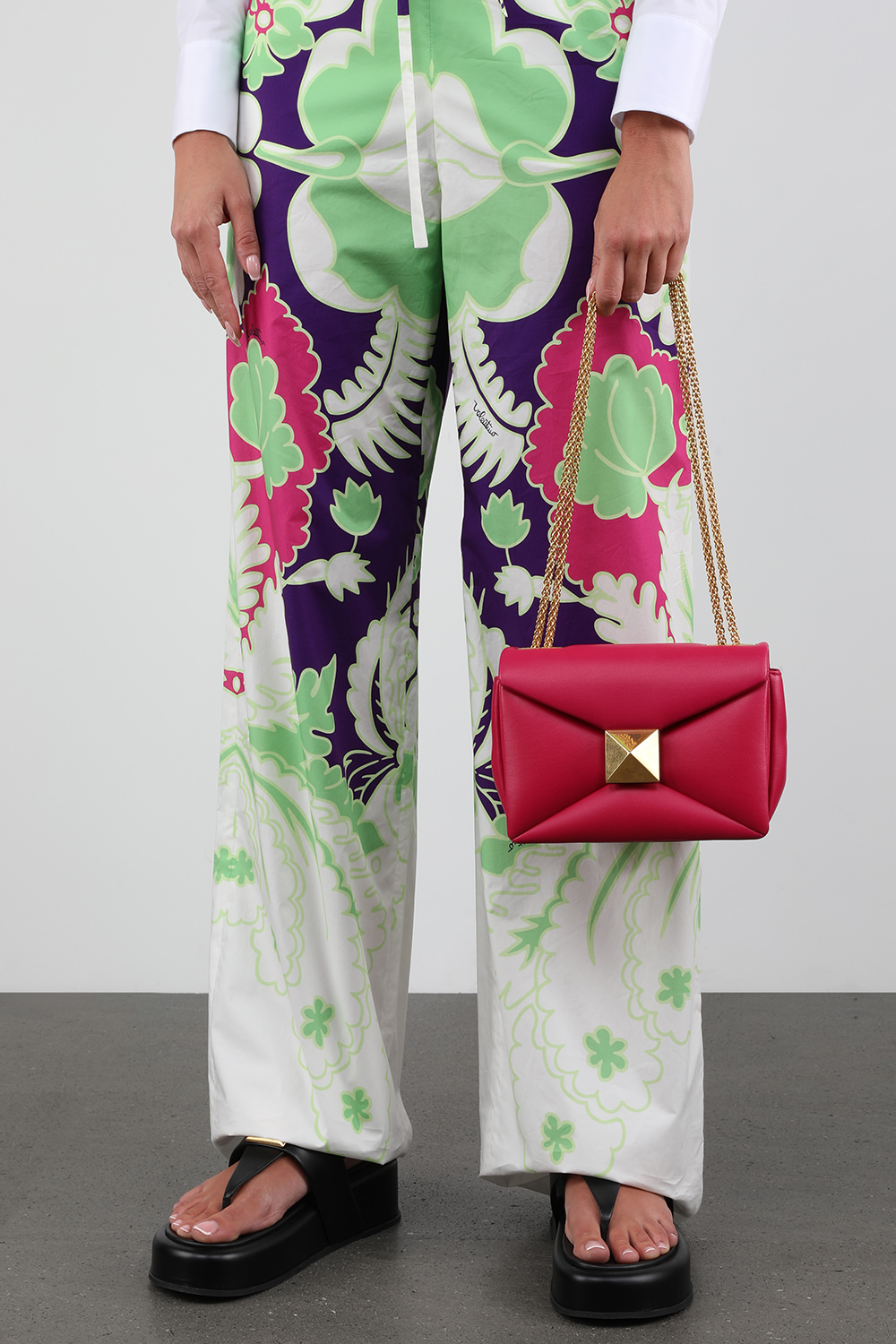 תמונת כל הלוק של תיק צד ורוד עם ניט זהב